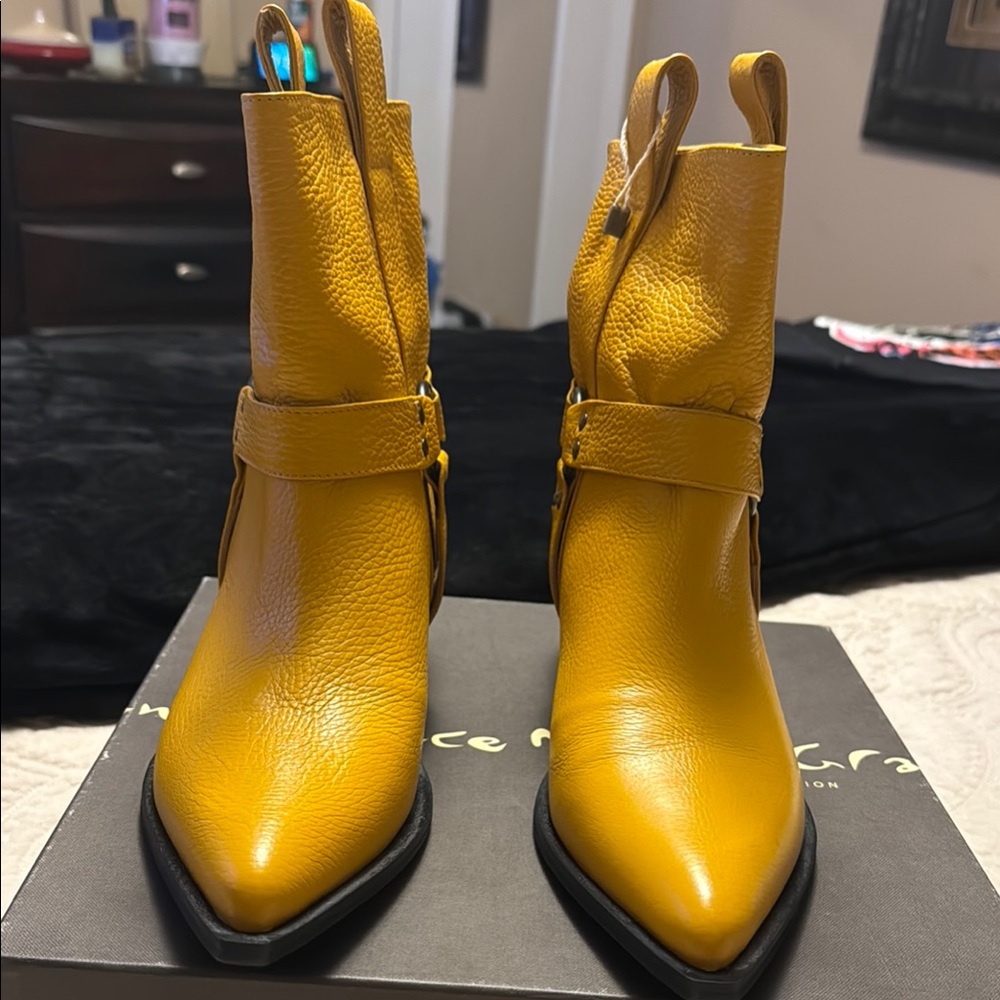 New Manila Grace Collection Ankle Books